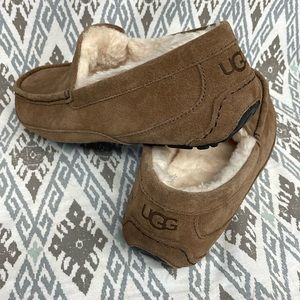 (NEW) Ugg Mens Slippers Ascot Tan Size 11. Ugg s/n 1115149.